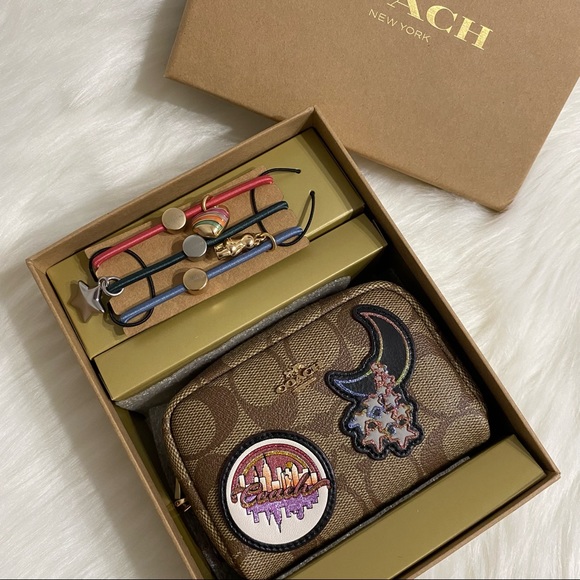 ✨NIB✨ Boxed Mini Boxy Cosmetic Case & Hair Tie Set Signature C Disco Pat… - Picture 2 of 6